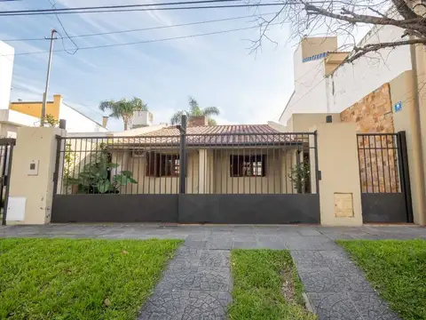 CASA CON PATIO Y PILETA EN GUADALUPE