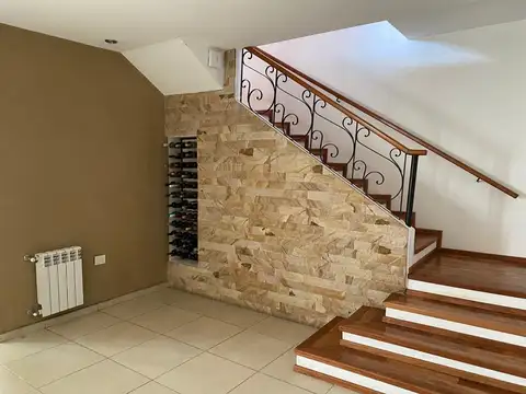 Casa 5 ambientes con 2 baños