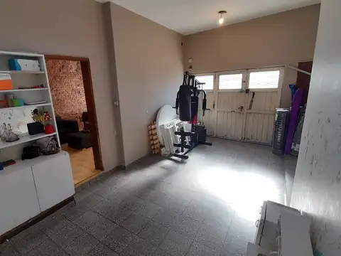 Casa 6 ambientes con 2 baños