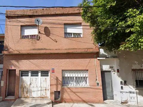 Casa de 6 ambientes con fondo y garage en Villa Ballester  ¡Espacio, potencial y excelente ubicacion