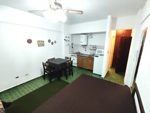 Departamento monoambiente con patio, sobre Costanera!