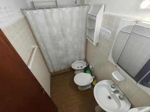 Departamento monoambiente con patio, sobre Costanera!