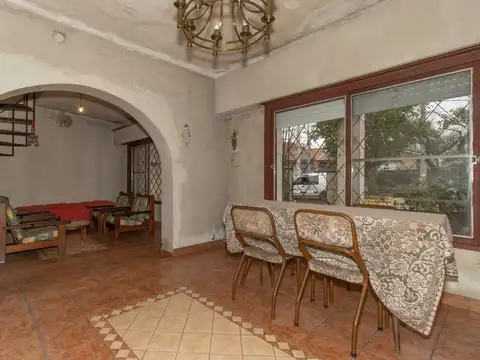 CASA DE 5 AMBIENTES DESARROLLADA EN DOS PLANTAS