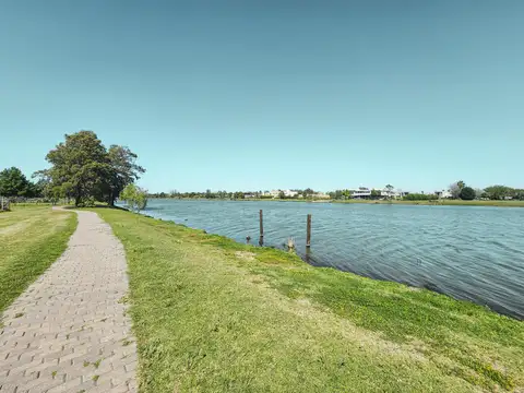 Terreno con fondo al lago en la mejor zona de Puerto Roldan