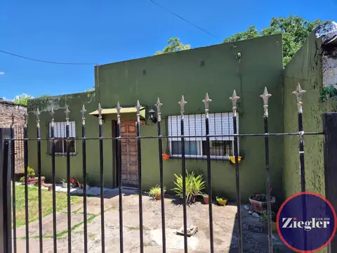 Casa en venta c/ cochera en Grand Bourg