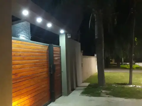 OPORTUNIDAD   CASAQUINTA 4 AMB PARQUE LELOIR C/ PISCINA 220M2 -2 PTAS- 2CDRS DE MARTIN FIERRO 