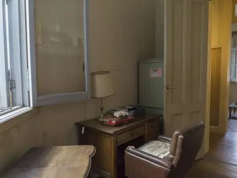 Depto. de 5 ambientes con dependencias.