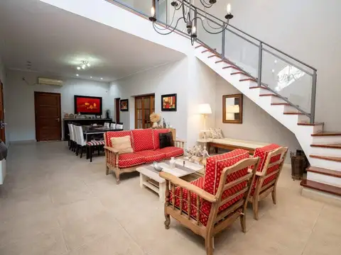 Casa 8 ambientes con 4 baños