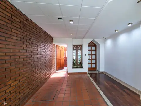 Casa 8 ambientes con 2 baños