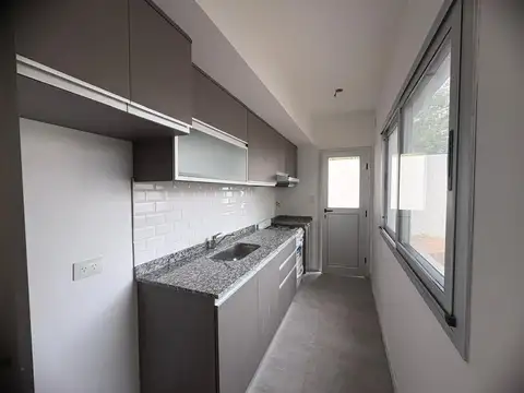 Casa en Alquiler con 2 cocheras