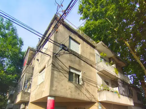 Departamento un dormitorio con balcón al frente. Primer piso por escaleras