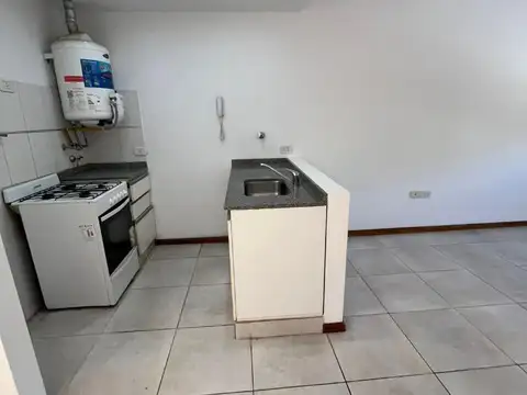 DEPARTAMENTO MONOAMBIENTE EN ALQUILER CON PATIO