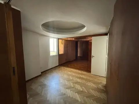 Amplio Departamento de 6 Ambientes con Dependencia