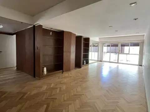 Amplio Departamento de 6 Ambientes con Dependencia