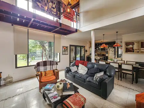 Casa en Venta con 2 cocheras