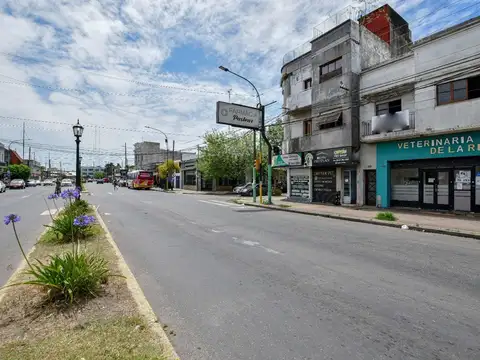 Local comercial sobre Av. Montevideo 95m2