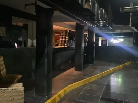 Av. Rivadavia 1910. Local 1.960 m2. Varios destinos!