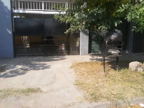 Casa a la venta 2 ambientes con cochera y Local
