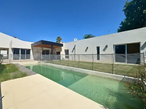 Venta Casa Tres Dormitorios Suite Piscina En Miraflores Funes Hills