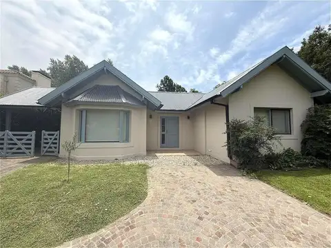 Casa en  venta en Barrio Privado El Aromo 4 ambientes con Pileta - APTO CRÉDITO