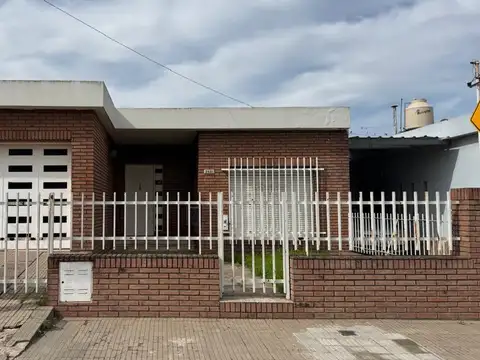 CASA 3 DORMITORIOS CON QUINCHO  EN VILLA DIEGO