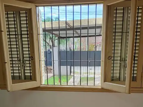 Casa en Alquiler con 2 cocheras
