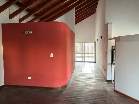 Casa en Alquiler con 2 cocheras