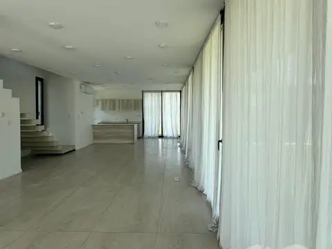 Casa 4 ambientes con 3 baños