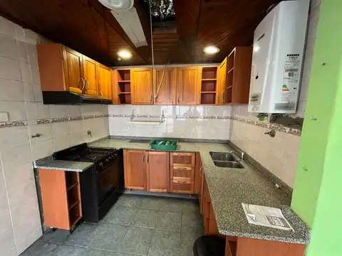 Propiedad con 2 locales y 2 deptos. VENTA