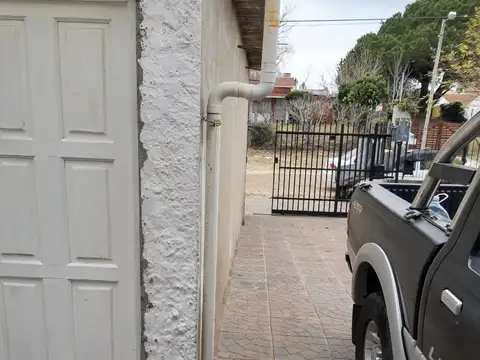 Excelente Propiedad con 2 dúplex y local garage en Santa Teresita 