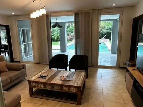 Casa en Venta con 3 cocheras
