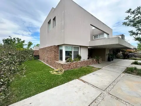 Casa 6 ambientes con 3 baños