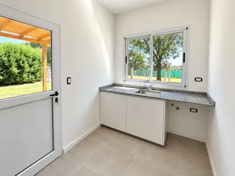 Casa 6 ambientes con 2 baños