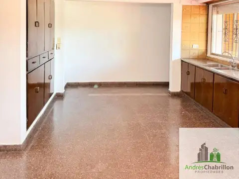 Amplia casa de categoría con piscina y quincho – Apta crédito