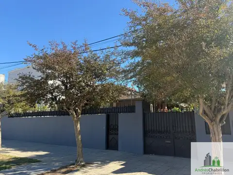 Amplia casa de categoría con piscina y quincho – Apta crédito