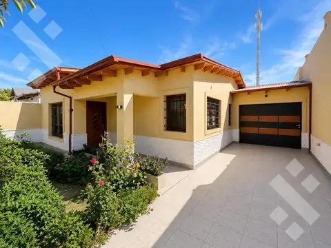 VENTA CASA 2 DORMITORIOS CON PILETA Y COCHERA - DON BOSCO 200 -CENTRO - CINCO SALTOS