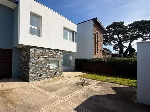 Casa en Alquiler con 1 cochera