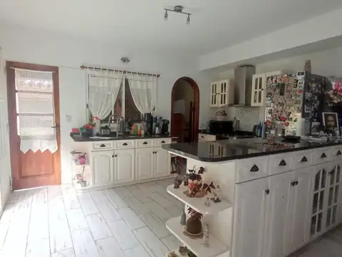 CASA 5 AMBIENTES CON FONDO -PISCINA -QUINCHO 