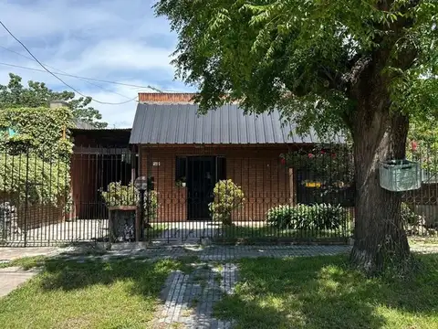 OPORTUNIDAD! CASA FAMILIAR CON GRAN PARQUE