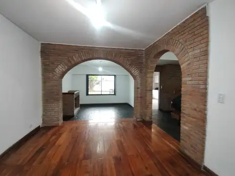 VENTA CASA 4 AMBIENTES COCHERA JARDIN PARRILLA