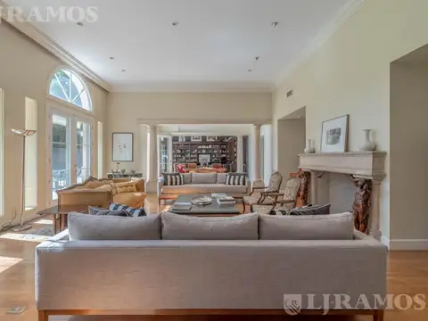Casa en Venta con 6 cocheras