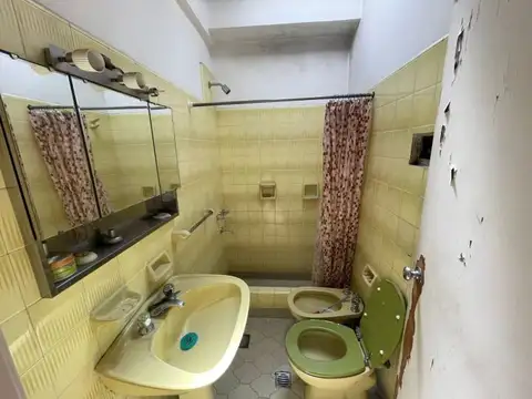 Casa en dos plantas ideal dos familias y locales en venta en ciudadela