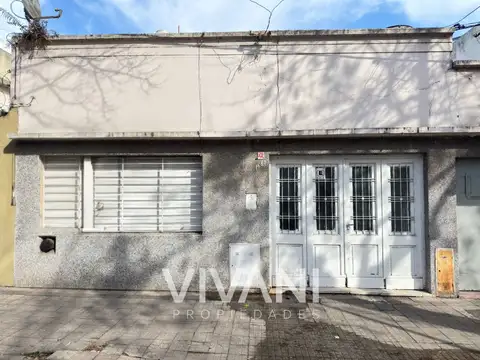 VENTA DE CASA- Calle 3 entre 66 y 67 2 dorm patio cochera