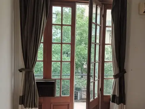 Loft con entrepiso y balcón al frente en Recoleta