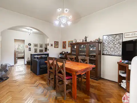 Venta Casa 4 ambientes con Cochera + patio y posibilidad de terraza. Apta crédito.
