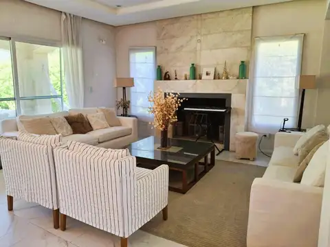 Casa en Venta con 6 cocheras