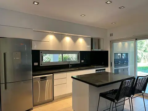 Casa en Venta en Miralagos, USD 295.000