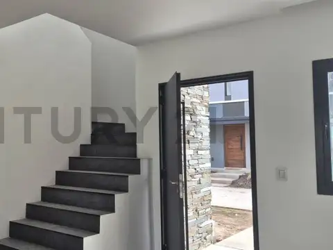Casa Duplex de 4 ambientes con galería, jardín y parrilla en Pilar