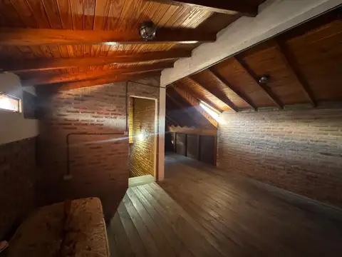 CASA 5 AMBIENTES PATIO PARRILLA PLAYROOM COCHERAS