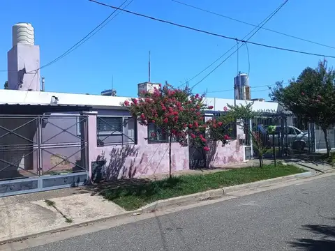 VENTA CASA 3 DORM C/ COCHERA Y PATIO, B° LOS OLMOS